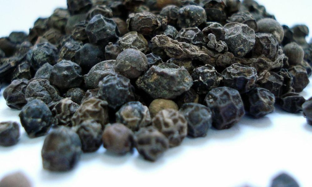 A Magical Peppercorn: How a Tiny Spice Rescued a Kingdom from Headaches