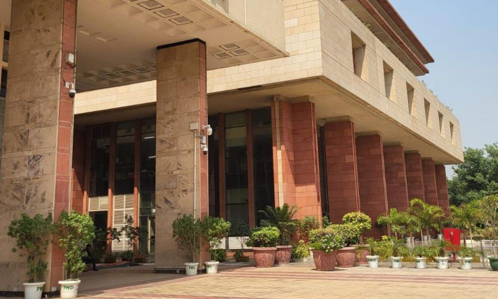 Delhi High Court Rules EWS Candidates Ineligible for Age Relaxation Benefits in Government Jobs