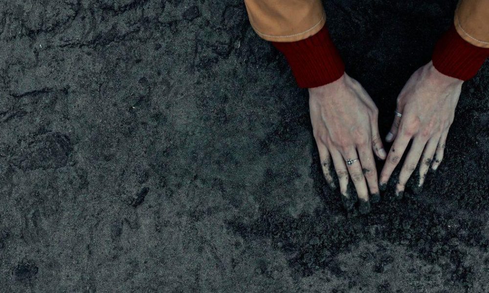 Exploring Urban Life's Fragility Through Sand: A Glimpse into Bangladeshi Cinema