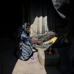 Delhi's Poor Women Turn to Earthen Stoves Amid Gas Shortage in Scorching Heat