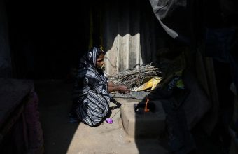 Delhi's Poor Women Turn to Earthen Stoves Amid Gas Shortage in Scorching Heat