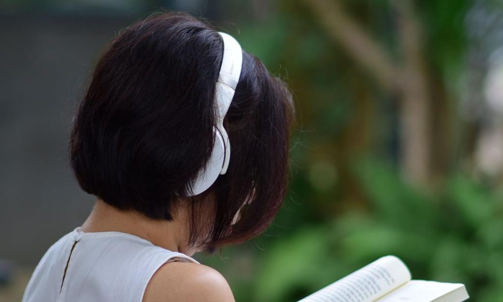 AI Revolutionizes Audiobooks: From Voice Cloning to Piracy Concerns