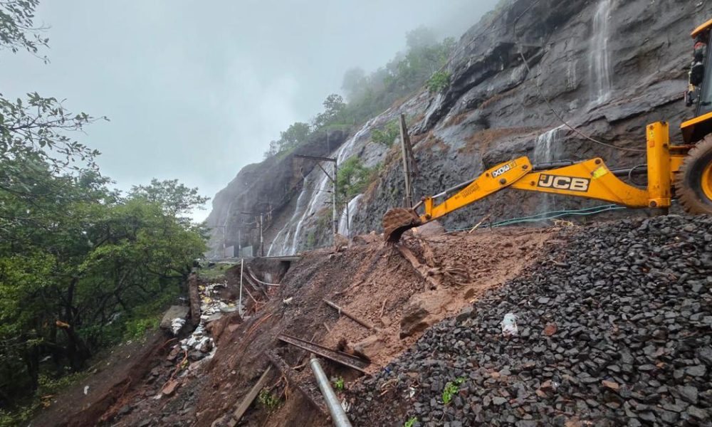 Severe Rainfall Causes Major Disruptions in Mumbai and Pune, Roads Submerged and Highways Blocked