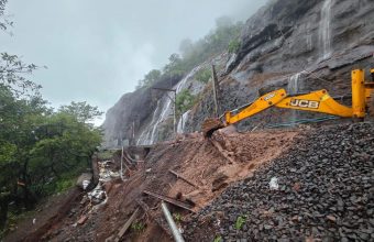 Severe Rainfall Causes Major Disruptions in Mumbai and Pune, Roads Submerged and Highways Blocked