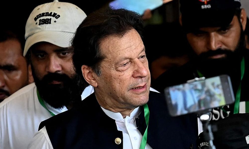 Former Cricket Legends Call on Pakistan to Prioritize Imran Khan's Medical Care