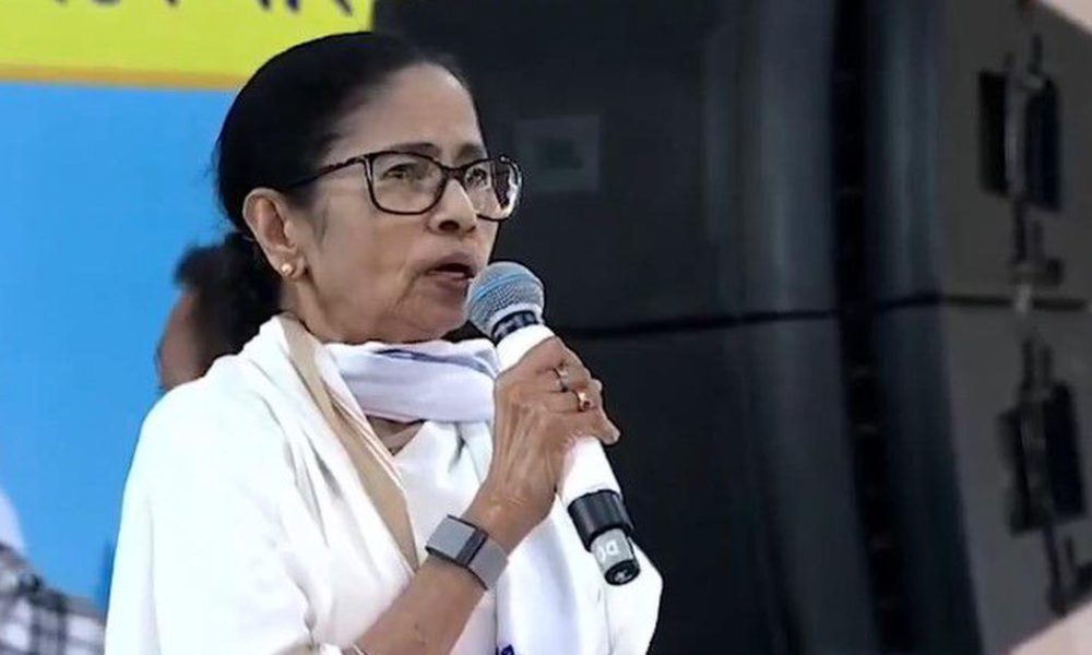 Mamata Banerjee's Convoy Attacked with Shoes and Mud in North 24 Parganas