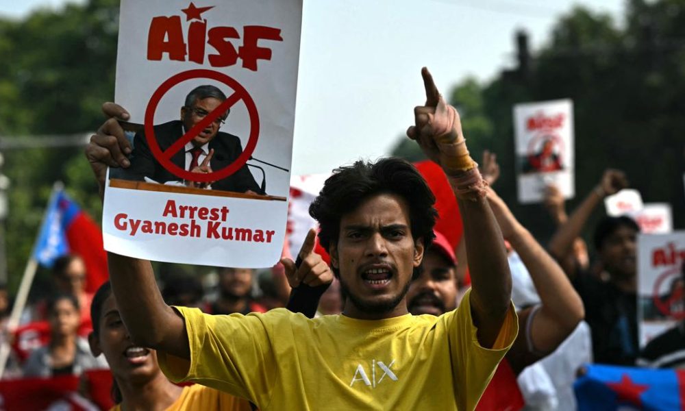 Delhi Police Detain Protesters Demanding Resignation of Chief Election Commissioner