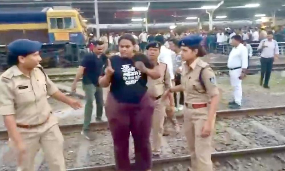 Maharashtra Students Detained While Heading to Delhi Protest Against Election Chief