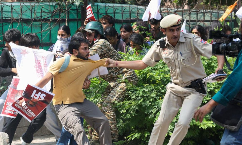 Media Coverage of Protests: Journalists Detained While Channels Focus on 'Anarchy'