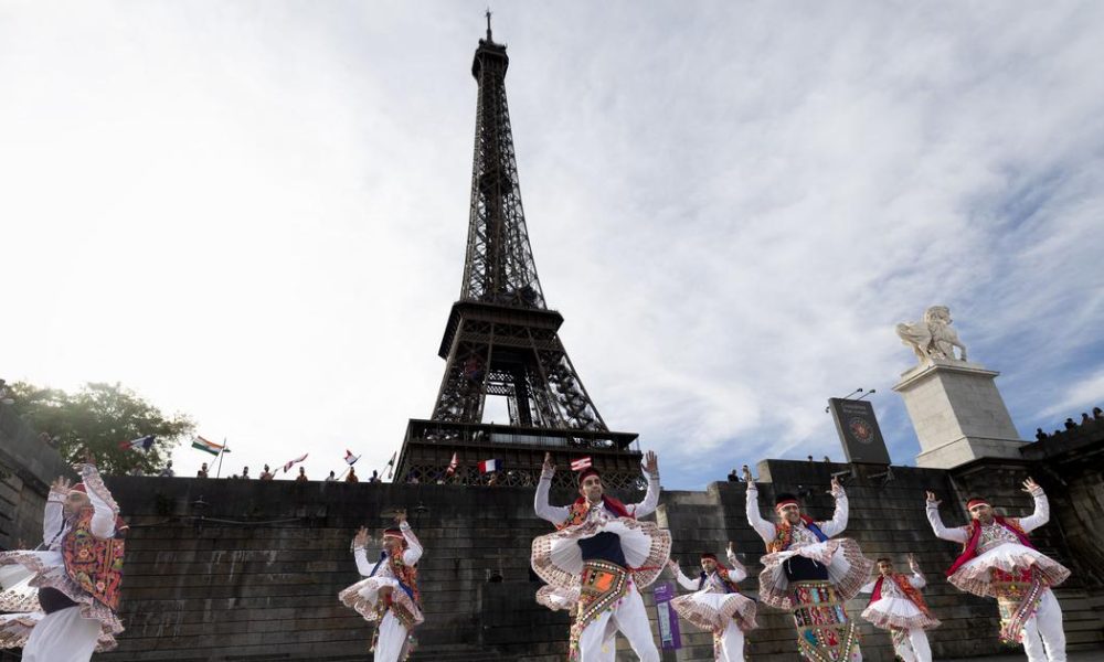 Paris Inquiry Clears Hindu Group of Requesting Removal of Women Staff at Eiffel Tower